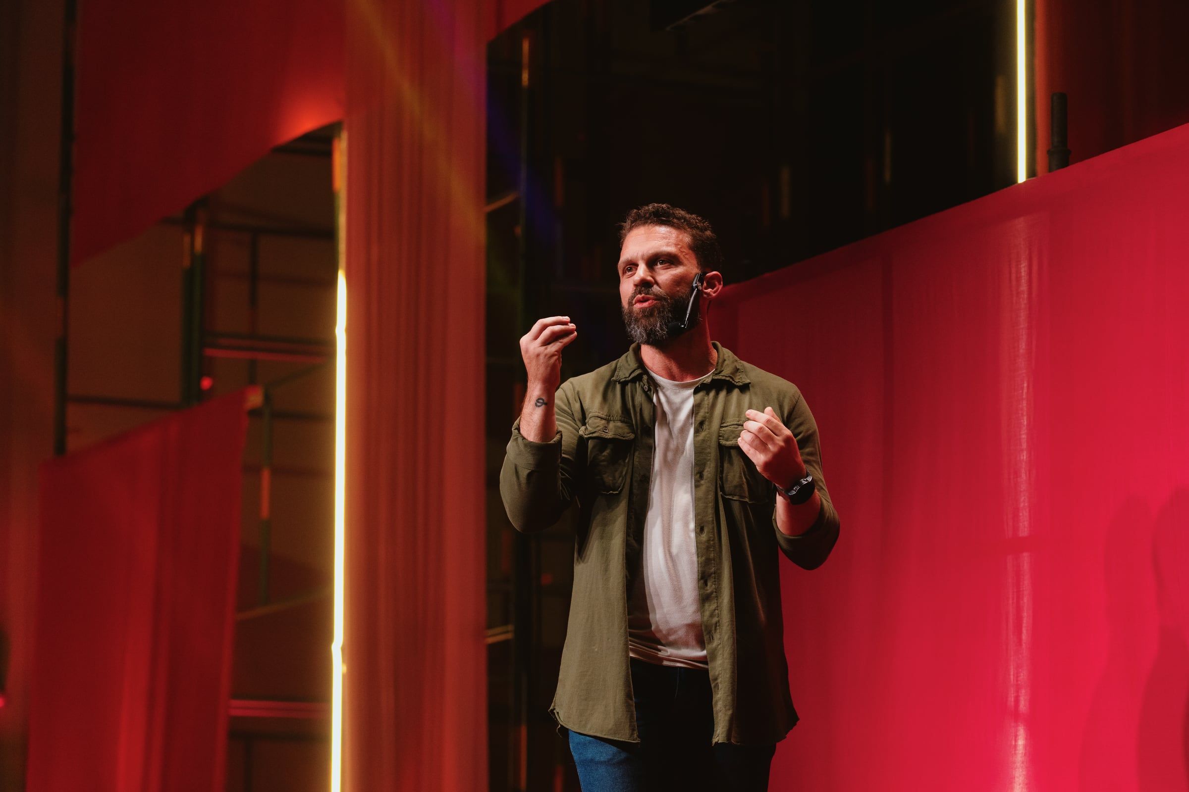 Filipe Ivo gesticula durante a palestra no palco do TEDxBlumenau 2026