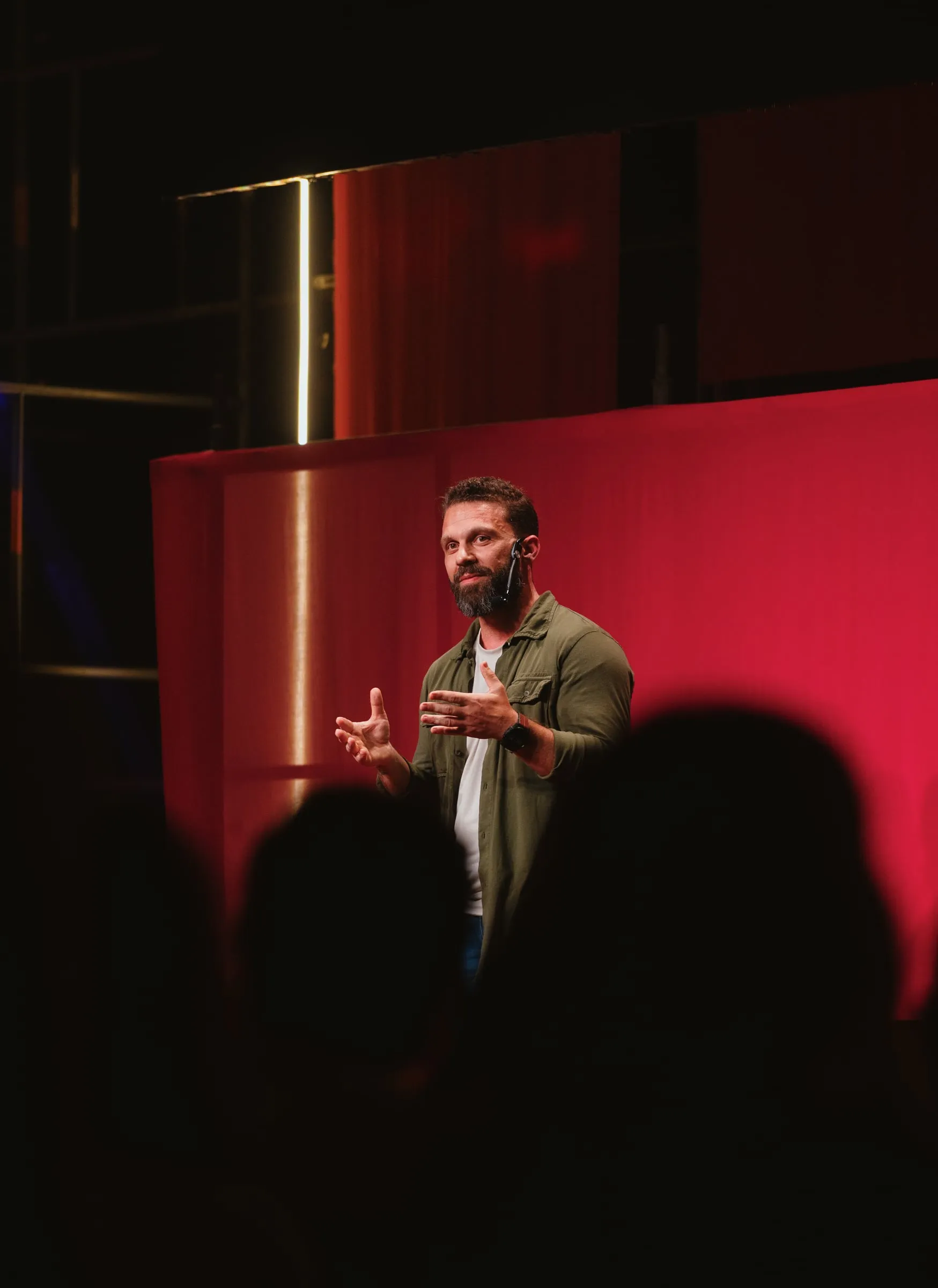 Filipe Ivo visto por trás da plateia no TEDxBlumenau