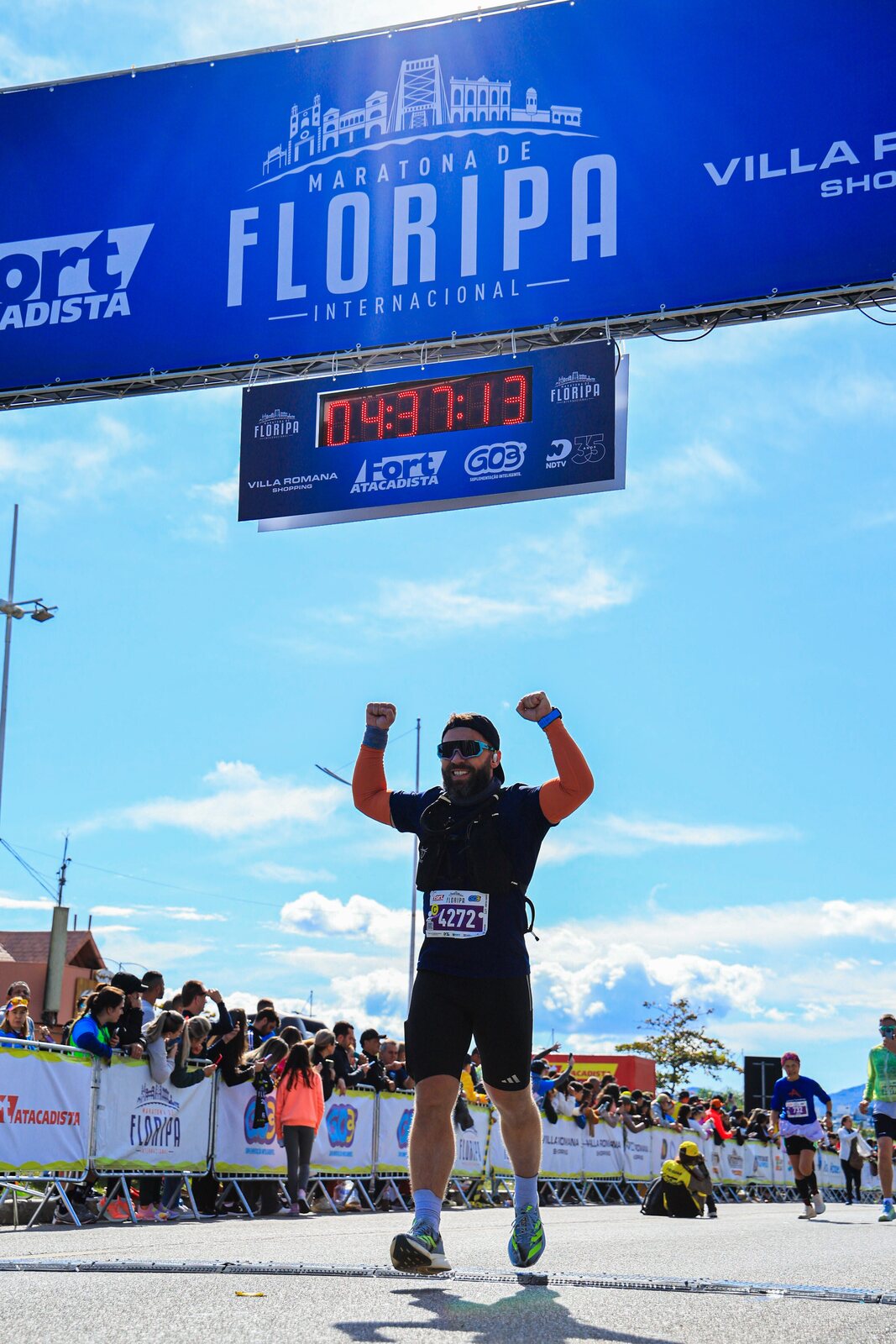 Filipe cruzando a chegada da Maratona de Florianópolis