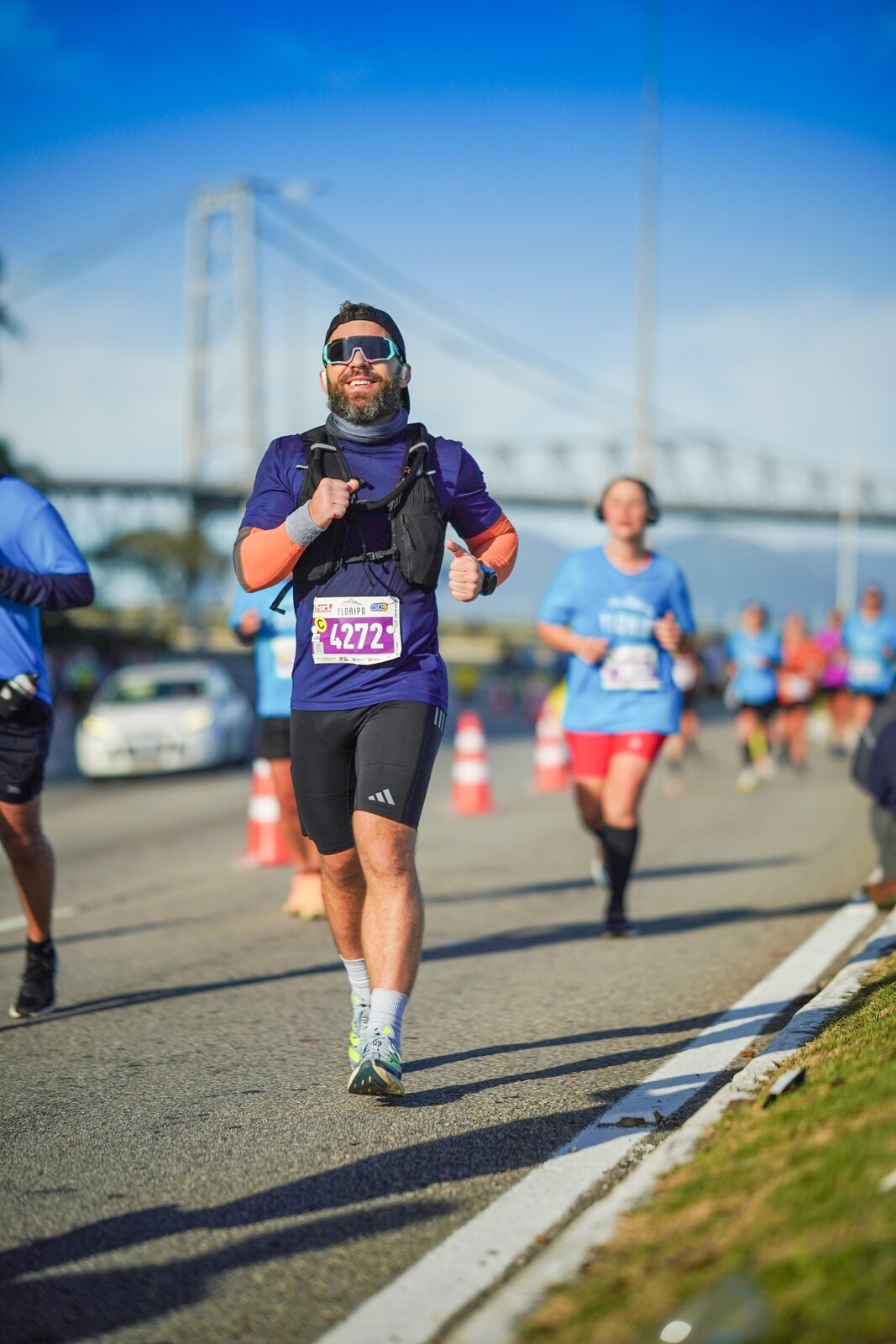 Filipe correndo na ponte durante a Maratona de Florianópolis
