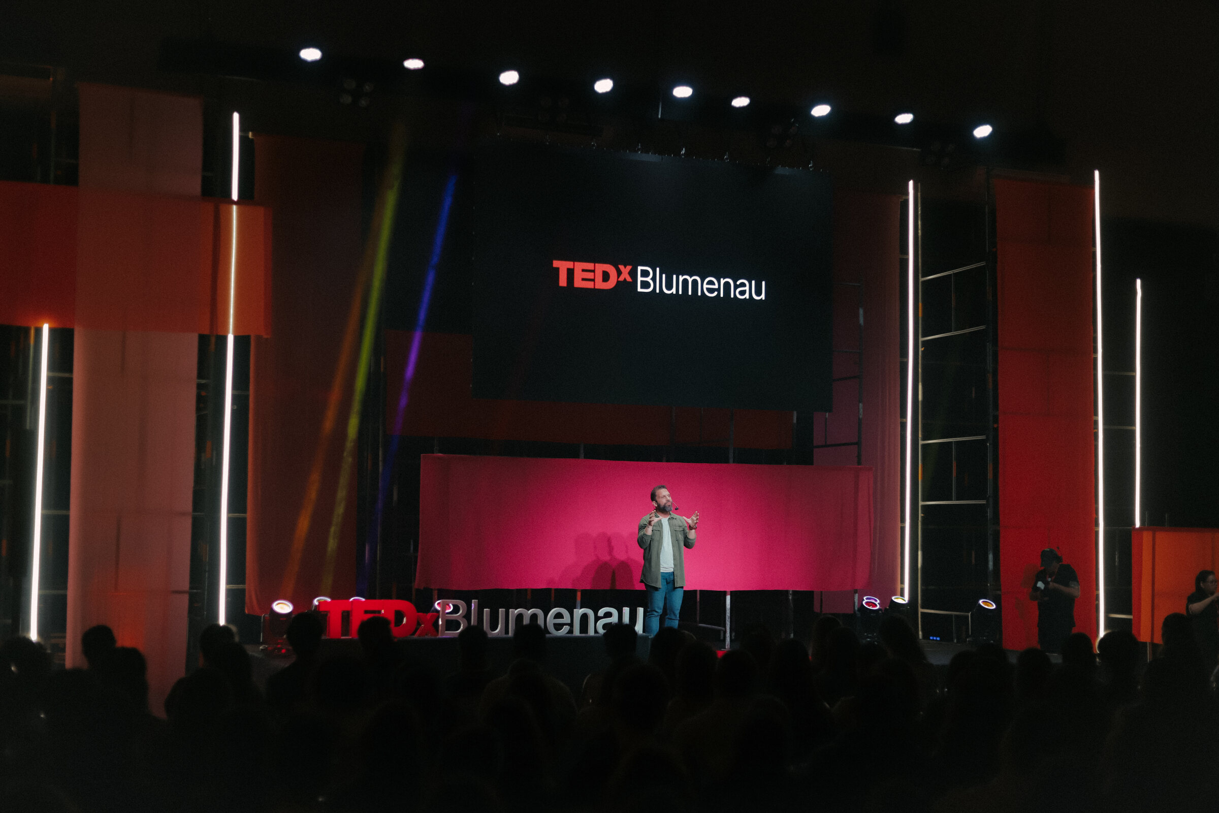 Filipe Ivo Rosa no palco do TEDxBlumenau