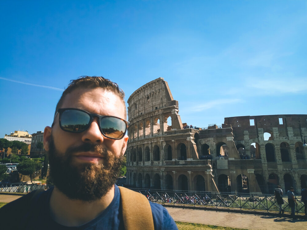 Filipe em Roma, com o Coliseu ao fundo